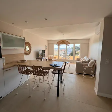 50 M2 - Vue - - Commerces * Le Lavandou