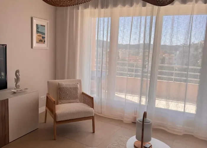 50 M2 - Vue - - Commerces Le Lavandou