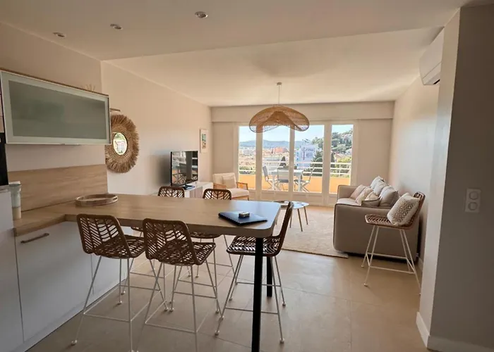 50 M2 - Vue - - Commerces * Le Lavandou