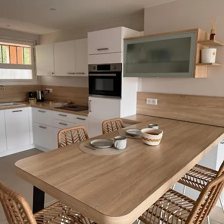 50 M2 - Vue - - Commerces Daire Le Lavandou