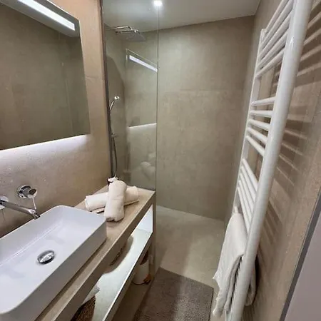 50 M2 - Vue - - Commerces * Le Lavandou