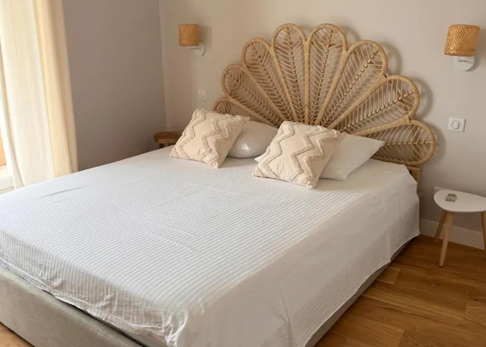 50 M2 - Vue - - Commerces * Le Lavandou