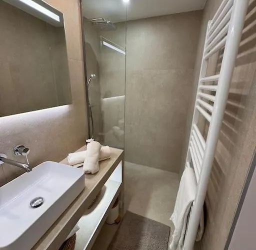 50 M2 - Vue - - Commerces * Le Lavandou